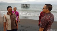 Bupati Anas pun bertemu dengan warga dan mendengarkan keluh kesah mereka soal Pantai Waru Doyong. Sudjarwo, Ketua Kelompok masyarakat nelayan Watu Doyong meminta Bupati Anas untuk memperbaiki dermaga di pantai ini (Ardian/detikTravel)
