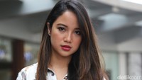 Chacha Frederica menarik perhatian dengan bibir merahnya. (Foto: Hanif Hawari/detikHOT)