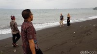 Pantai Waru Doyong yang dikhususkan untuk perempuan ini diharapkan mampu menarik banyak wisatawan. Kalau ramai wisatawan, otomatis perekonomian warga akan membaik juga (Ardian/detikTravel)