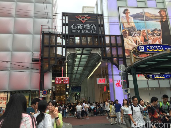Foto: Shinsaibashi adalah kawasan yang cocok disambangi traveler yang hobi shopping. Di kawasan ini ada banyak toko dengan brand-brand ternama yang mesti disambangi traveler. Dari Uniqlo, Onitsuka Tiger sampai Zara pun ada (Dadan/detikTravel) Foto: Shinsaibashi adalah kawasan yang cocok disambangi traveler yang hobi shopping. Di kawasan ini ada banyak toko dengan brand-brand ternama yang mesti disambangi traveler. Dari Uniqlo, Onitsuka Tiger sampai Zara pun ada (Dadan/detikTravel)