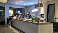 Di Cikajang juga ada Kopi Kalyan yang cocok buat brunch. Bangunan kafe terasa luas karena dirancang tanpa sekat. Ada area coffee bar dan salah satu dindingnya tembok semen belum dipoles sehingga bekesan ‘unfinished’ alami. (dok. detikFood) 