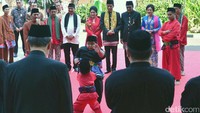 Mangga bukan sembarang mangga, bangga kita punya presiden yang kaya begini kita arep-arepin dateng kemari di Lebaran Betawi, ucap palang pintu.