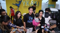 Natasha Wilona sudah tampak akrab dengan keluarga Verrell Bramasta. (Foto: Hanif Hawari/detikHOT)