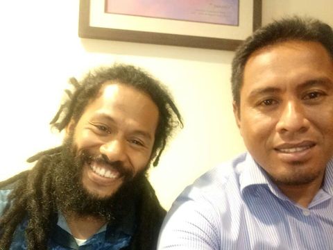 ajudan Gubernur Maluku Utara, Samsul Kasuba berfoto dengan imam berambut gimbal