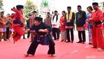 Foto: Lucunya Bocah Palang Pintu Hadang Jokowi di Setu Babakan