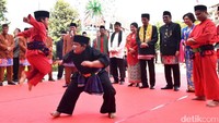Ciat! Ciat! Ciat! Mereka tampak lincah bermain silat di hadapan Presiden Jokowi dan Gubernur DKI Jakarta Djarot Saiful Hidayat.