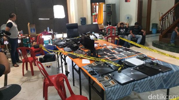 WNA penipu siber diamankan di sebuah rumah di Pondok Indah.