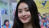 Duh, manis banget ya senyuman Natasha Wilona. (Foto: Hanif Hawari/detikHOT)