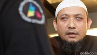 Jika dilihat dengan seksama, mata kirinya seperti tertutup selaput warna putih. Luka di mata kirinya merupakan dampak teror penyiraman air keras awal April 2017 lalu. Tak hanya mata kiri, mata kanannya juga mengalami luka. Foto: Dhani Irawan/detikcom