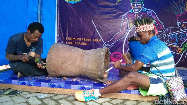 Proses pembuatan alat musik tambur khas Raja Ampat (Jabbar/detikTravel) Proses pembuatan alat musik tambur khas Raja Ampat (Jabbar/detikTravel)