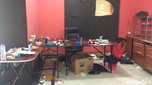 WNA penipu siber diamankan di sebuah rumah di Pondok Indah.