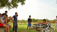 Jangan heran dan kaget kalau melihat pria-pria perkasa ini sedang berlatih. Barbel mereka kadang-kadang adalah motor yang beratnya 300 kilogram dan diangkat begitu saja. Hebat!(Omar Khan/CNN Travel)