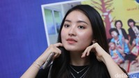 Aktris berusia 18 tahun itu tampil sederhana dengan makeup seadanya sambil menggerai rambutnya. (Foto: Hanif Hawari/detikHOT)