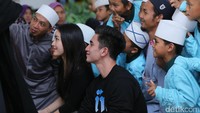 Keduanya bahkan sempat menerima permintaan selfie dari para anak-anak pengidap kanker di YKAKI. (Foto: Hanif Hawari/detikHOT)