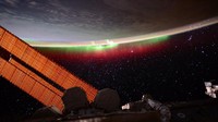 Pemandangan aurora di kawasan bumi utara dilihat dari stasiun luar angkasa (ISS), (27/6/2015). Foto ini dijepret oleh astronot Scott Kelly. (Foto: NASA)