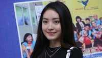 Natasha Wilona tampil cantik dengan paduan atasan hitam dan bawahan bergaris. (Foto: Hanif Hawari/detikHOT)