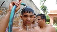 Anak-anak muda ini setiap hari berlatih di Akhada, arena gulat yang ada di tengah desa. Mereka saling berlatih untuk membentuk otot mereka (Omar Khan/CNN Travel)