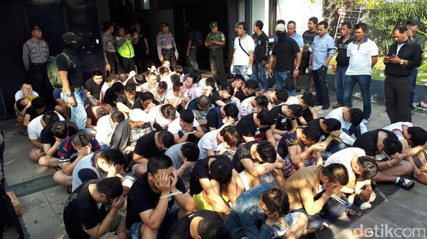 93 WN Asing penipu siber di Surabaya diterbangkan ke Jakarta