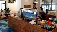 Di Cipete juga ada SRSLY Coffee yang suguhkan brunch. Bagian depannya seperti rumah, namun di dalam ada area santap indoor dan outdoor yang luas. Termasuk area meracik kopi, tepat di depan pintu masuk. (dok. detikFood)