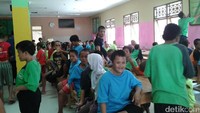 Mereka belajar dan bermain bersama di panti sosial itu, walaupun tidak jarang dari mereka bertengkar untuk memperebutkan sesuatu. Foto: Wiwid/detikHealth
