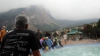Tak hanya anak-anak muda, pemandian air panas ini juga cocok untuk traveler yang sudah berumur. Air panas yang mengandung belerang ini juga dikenal berkhasiat (Hakim Ghani/detikTravel)