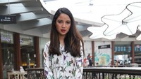 Chacha Frederica tampil manis dengan baju terusan putih dengan aksen bunga-bunga. (Foto: Hanif Hawari/detikHOT)