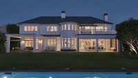 Bintang NBA, Lebron James memiliki rumah mewah di Brentwood, California. Jangan tanyakan fasilitas rumah senilai $21 juta tersebut. Dijamin lengkap dan serba luks.  (Foto: Dok. Forbes)