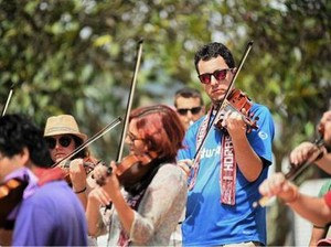 Kelompok Musik Vinculos Gelar Aksi Panggung di Danau Toba