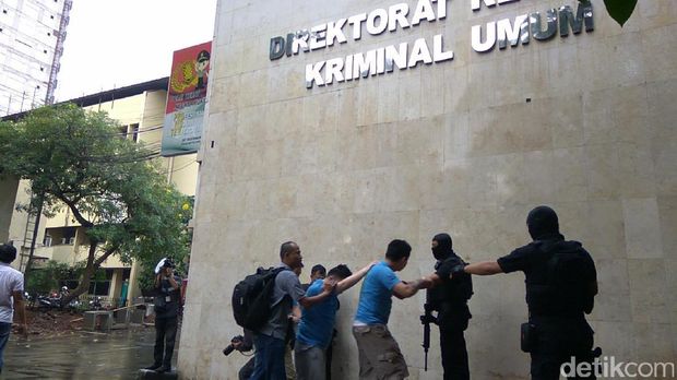 92 WNA penipu siber yang ditangkap di Surabaya tiba di Polda Metro Jaya