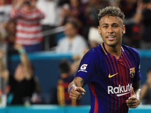 Neymar Diburu Pendukung Barcelona