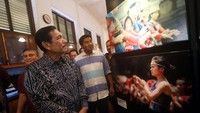 Menteri koordinator Bidang Kemaritiman Luhut Binsar Panjaitan (tengah) didampingi Anggota DPR RI Maruarar Sirait (kanan) meninjau penutupan pameran Danau Toba di Jakarta, Sabtu (30/7).  Pameran ini berusaha menampilkan keindahan alam, budaya dan kerajinan yang dihasilkan oleh fotografer dari 7 negara. Foto: dok. Kemenko Maritim