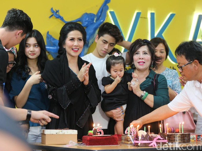 Ultah ke-45, Venna Melinda Rayakan Bersama Anak-anak Pengidap Kanker