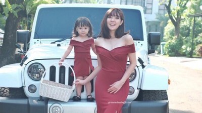 Foto: Berbaju Kembaran, Mana Bunda dan Anak Paling Kompak?