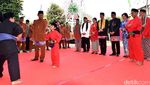 Foto: Lucunya Bocah Palang Pintu Hadang Jokowi di Setu Babakan