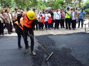 Begini Cara Jokowi Campur Limbah Plastik ke Aspal Jalan