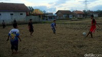 Di musim kemarau, anak-anak bebas menggunakan persawahan karena lahan tersebut tidak ditanami dahulu sebelum musim hujan.