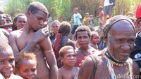 Oktovianus Sondegau, istri dan anak-anaknya sehari-hari berburu dan mengurus ladang. Yang laki-laki, pasti berburu ke dalam hutan (Afif/detikTravel)