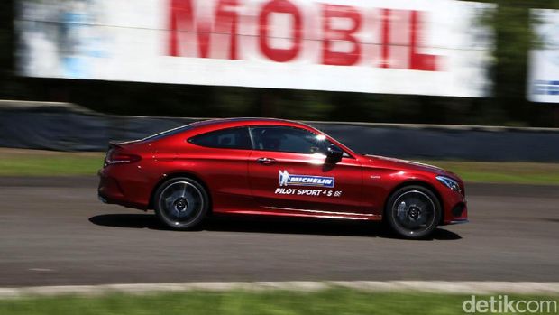 Tes performa ban Michelin di lintasan kering