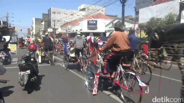 Protes Larangan Narik Penumpang, Mang Becak di Bandung Aksi Konvoi