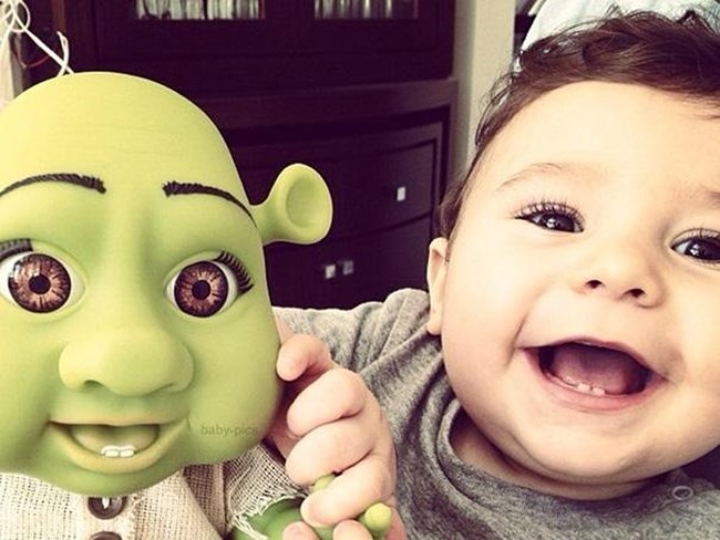 Bayi lucu dengan tawa dan mata seperti Shrek. Foto: Istimewa