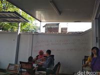 Alfamart di Bandung Diteror Coretan Bom