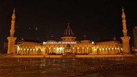 Traveler juga bisa mengagumi keindahan Masjid Agung Batam yang berlokasi di area alun-alun. Suasananya pun makin syahdu saat malam (Randy/detikTravel)