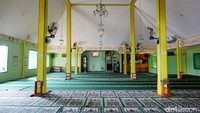 Terdapat empat tiang utama di dalam masjid.