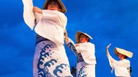 Sebelum para putri duyung ini menyelam, mereka biasanya melakukan tarian tradisional terlebih dahulu (Keren Su/BBC Travel)