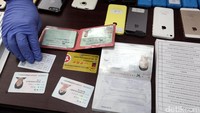 Barang-barang yang disita diantaranya telepon, HP, laptop, kartu pengenal, dll.