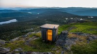 Jika traveler buang air dan membuka pintu di toilet ini akan melihat pemandangan gunung Jonsknuten sepanjang 904 meter. Letaknya ada di negara Norwegia (Dok. CNN)