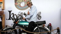 Yok Koeswoyo berpose dengan Suzuki A100. Motor ini dulunya merupakan miliknya. Namun saat ini dimiliki oleh seorang builder bernama Tommy Dwi Djatmiko atau yang lebih akrab dikenal dengan Mastom.