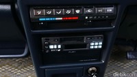 Konsol tengah mobil terlihat klasik dengan audio untuk memutar kaset.