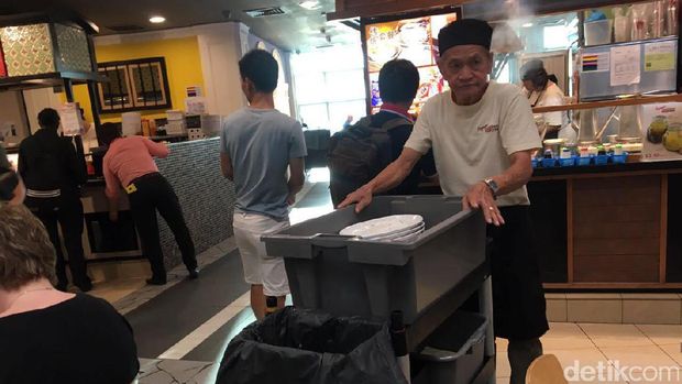 Mengapa Banyak Manula Masih Bekerja di Singapura?