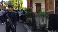 Polisi berjaga di Padepokan Dimas Kanjeng. Polisi mengimbau pendukung Dimas Kanjeng untuk tidak mengganggu jalannya persidangan (Rofiq/detikcom)